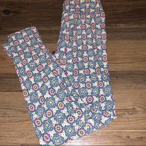 EUC LuLaRoe Tween Leggings in Unique Floral Print♥